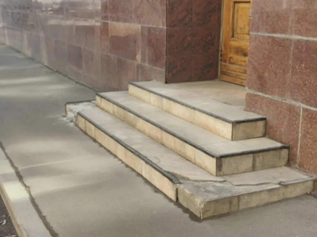 Крыльцо магазина: плитка отслоилась, кромки ступеней выкрошились